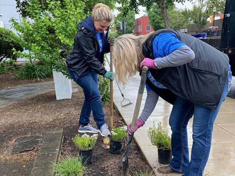 Polk County Itemizer-Observer: Monmouth Windermere hosts Community Service Day